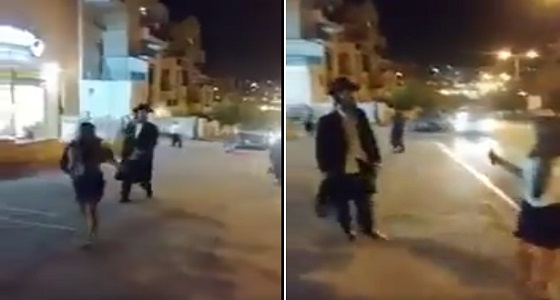 بالفيديو.. يهودي يطارد الفتيات بالعصا ويطالب بذهابهن إلى بيوتهن