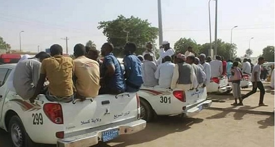 الشرطة السودانية &#8221; 2×1 &#8221; .. تنقل المواطنين بدلا من وسائل المواصلات