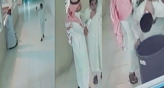 بالفيديو..لحظة إنقاذ طالب لزميله بعد ابتلاعه غطاء قارورة