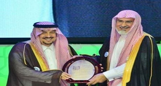 هدية غير متوقعة من مدير جامعة الإمام إلى أمير الرياض