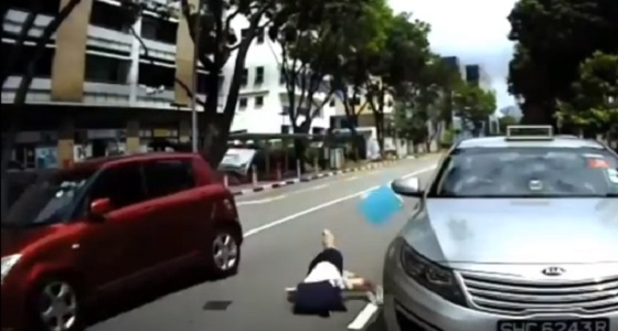 بالفيديو.. سيارة تدهس طالبة أثناء عبورها للشارع بطريقة مروعة