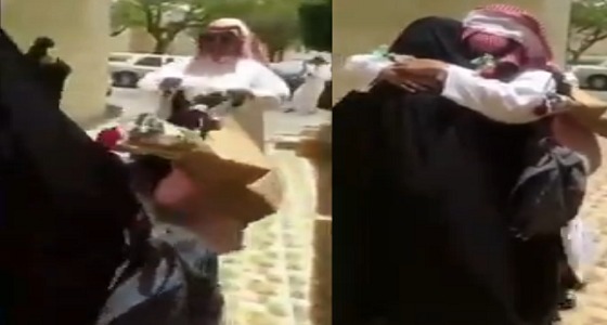 بالفيديو.. مواطن يستقبل أمه بعد تخرجها من الثانوية