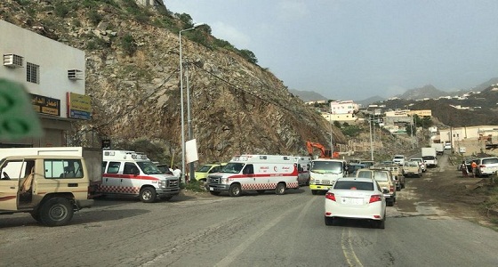 انهيار صخريّ على مركبات في الداير