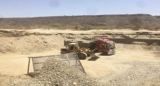 بالصور.. لجنة حكومية تضبط عمالة بتربة يمارسون الحَفْر لبيع الرمال