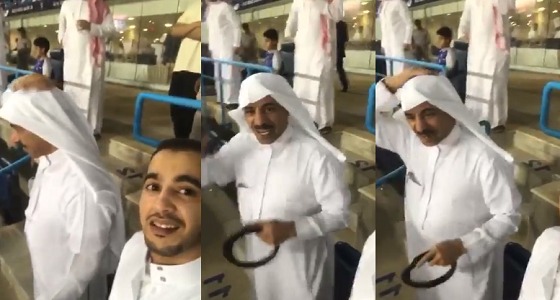 بالفيديو .. صالح النعيمة يرفع عقاله تقديرًا للهلال