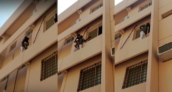 بالفيديو.. شاب يخاطر بحياته لإنقاذ طفل من السقوط بالخبر