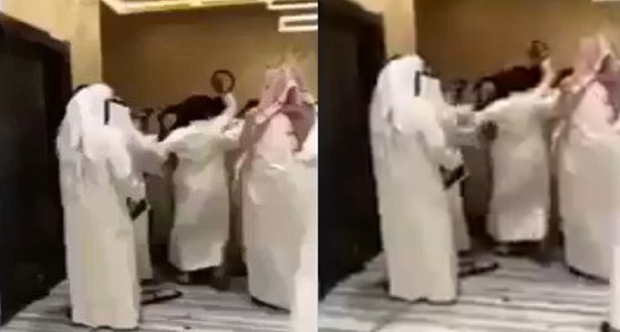 بالفيديو.. مشاجرة بالعقل والعصى خلال حفل تخرج طلاب بالكويت