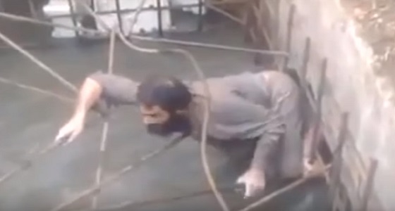 بالفيديو.. هروب دواعش من فتحات الصرف خوفًا من السيول بسوريا