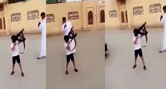 بالفيديو.. طفل يعبث بسلاح وسط تشجيع الشباب