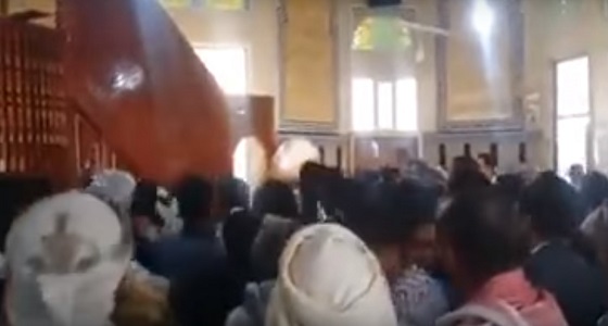 بالفيديو.. حوثي يخطب الجمعة بالقوة.. والمصلون: اخرج من الجامع