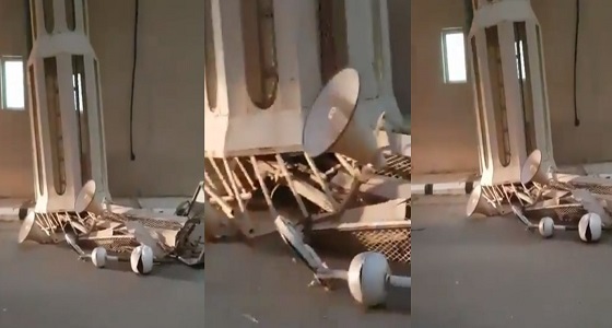 بالفيديو.. سقوط جزء من مئذنة مسجد بالقصيم