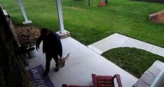 بالفيديو.. ظل شبح كلب يتسلل خلف رجل أمام باب منزل