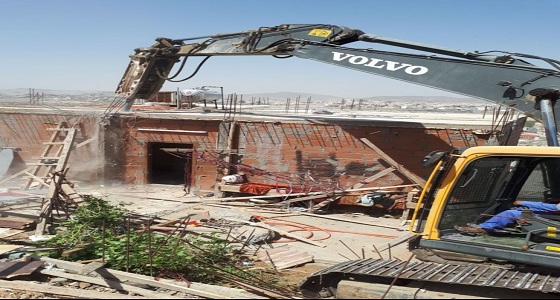 بلدية الشوقية تزيل مباني مخالفة في مكة المكرمة