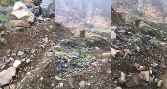 بالفيديو.. معلمة توثق معاناتها مع الجبل والألغام خلال رحلتها اليومية للمدرسة