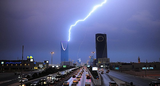 هطول أمطار رعدية غزيرة على الرياض
