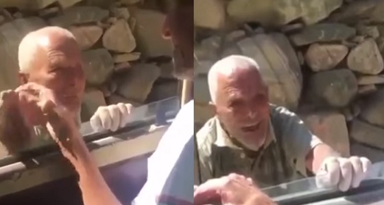 بالفيديو مشهد مؤثر لمسن يطلب السماح من آخر