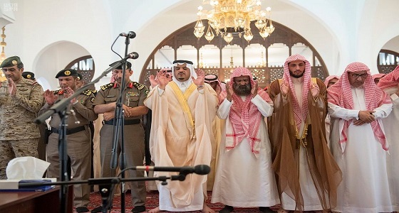 نائب أمير الرياض ينقل تعازي القيادة لأسرة الشهيد الحوشان