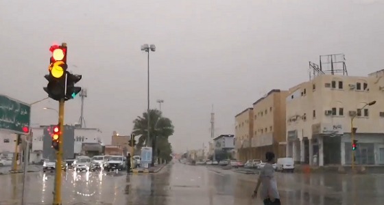 بالفيديو.. شباب ينظمون عملية السير أثناء هطول الأمطار ببريدة
