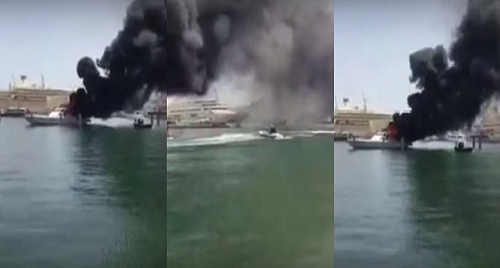 بالفيديو.. اندلاع حريق ضخم في زورق لخفر السواحل بميناء السلطان قابوس