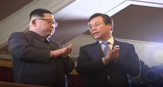 بالفيديو.. زعيم كوريا الشمالية يحتفي بفناني ” سيئول “