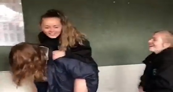 بالفيديو.. فتاتان تسقطان صديقتهما داخل المدرسة بطريقة مروعة