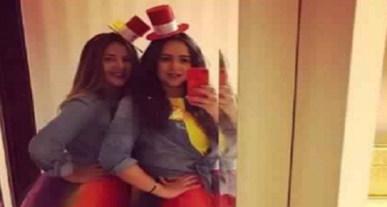 دنيا سمير غانم تثير ضجة بصورتها مع شقيقتها أمام المرآة