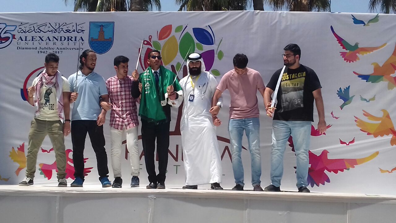 الشباب السعوديين ينقلون تراث المملكة في يوم الجاليات بـ ” جامعة الإسكندرية “