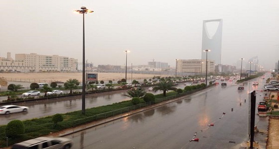 هطول أمطار رعدية مصحوبة برياح تحد الرؤية على الرياض