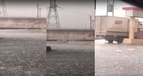 بالفيديو.. تساقط البرد على طريق ” بقعاء – حائل ” بشكل مدهش