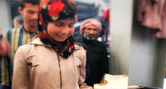 بالصورة.. ” قفص حمام ” يرافق طفلة سورية رحلة نزوحها
