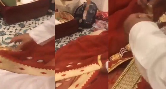 بالفيديو.. فنان كويتي يطرز ” بشت ” من الذهب ليرتديه بحفلته