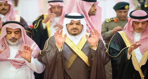 أمير الرياض ونائبه يؤديان صلاة الميت على والدة الأميرة سارة بنت عبدالله بن ثنيان