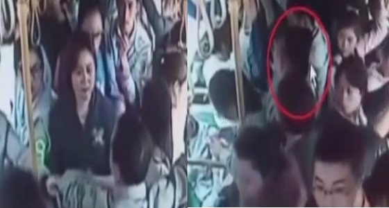 بالفيديو.. ركاب حافلة يلقنون شابا درسا قاسيا لتحرشه بفتاة