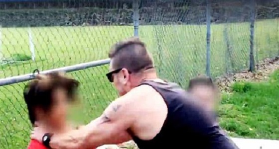 بالفيديو.. رجل يخنق مراهق لمطاردته ابنة زوجته ووصفها بالغوريلا