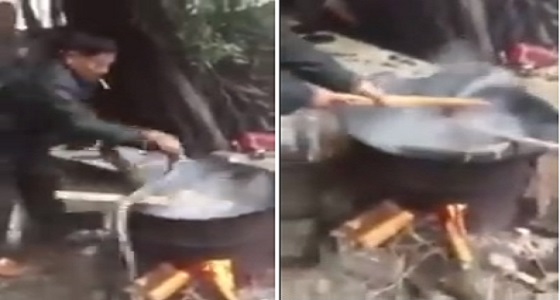 فيديو صادم لرجلين يطهيان ثعابين حية