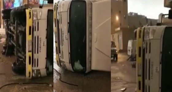 بالفيديو.. التقلبات الجوية بـ ” بريدة ” تتسبب في إنقلاب شاحنة