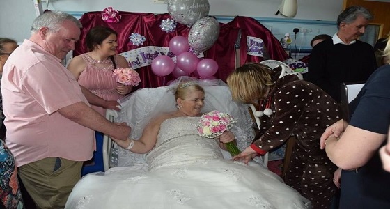 مسنان يتحديان المرض ويقيمان حفل زفاف بالمستشفى