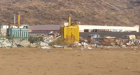 بالصور… عمالة مخالفة تحول قاعة زفاف لمكبس للأوراق والبلاستيك في عسير