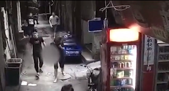 فيديو مروع لرجل يسير بالشارع حاملا رأس زوجته