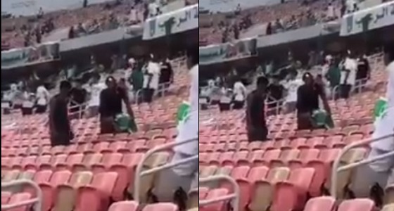 بالفيديو.. مشجع أهلاوي يرفض الخروج من الملعب