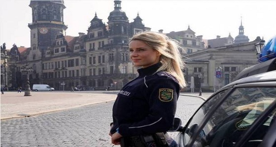 بالصور.. شرطية ألمانية تخطف الأنظار بجمالها الشديد