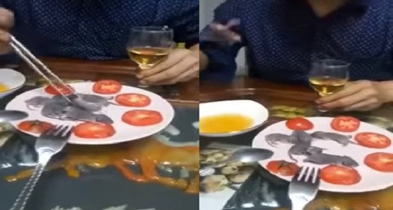 فيديو صادم لرجل يستمتع بتناول طبق من الفئران الحية