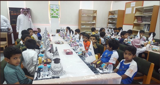 بالصور.. أولياء أمور طلاب ” بشر بن الوليد ” يشكرون معلمي المدرسة