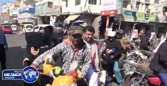 بالفيديو.. الخوف يدفع بالمطلوب الحوثي الثالث إلى التنقل بدباب خوفا من طيران التحالف!
