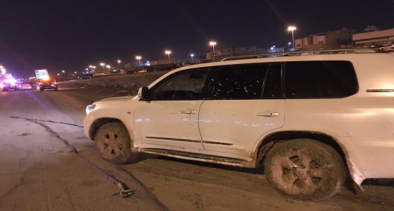 بالصور.. ” غوث ” ينقذ سيارة علقت بالطين في المنطقة الشرقية