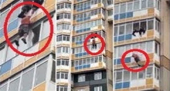 بالفيديو.. رجل يسقط من الطابق العاشر رافضا الاستسلام للشرطة