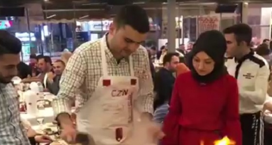 بالفيديو.. طاهي يفاجىء فتاة بهدية غير متوقعة أمام حبيبها