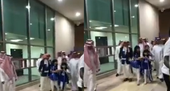 بالفيديو.. الوليد بن طلال يحضر لقاء الهلال مع حفيداته