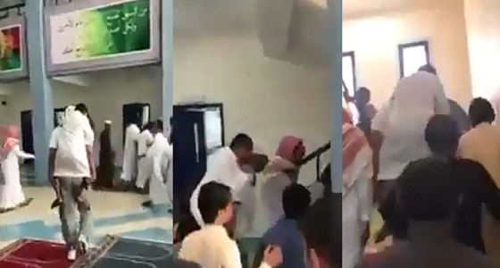 بالفيديو.. لافتة إنسانية لـ معلم يحمل طالبا معاقا في كل تنقلاته بصبيا