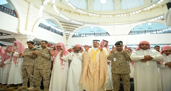 نائب أمير الرياض ينقل تعازي القيادة لأسرة الشهيد القحطاني